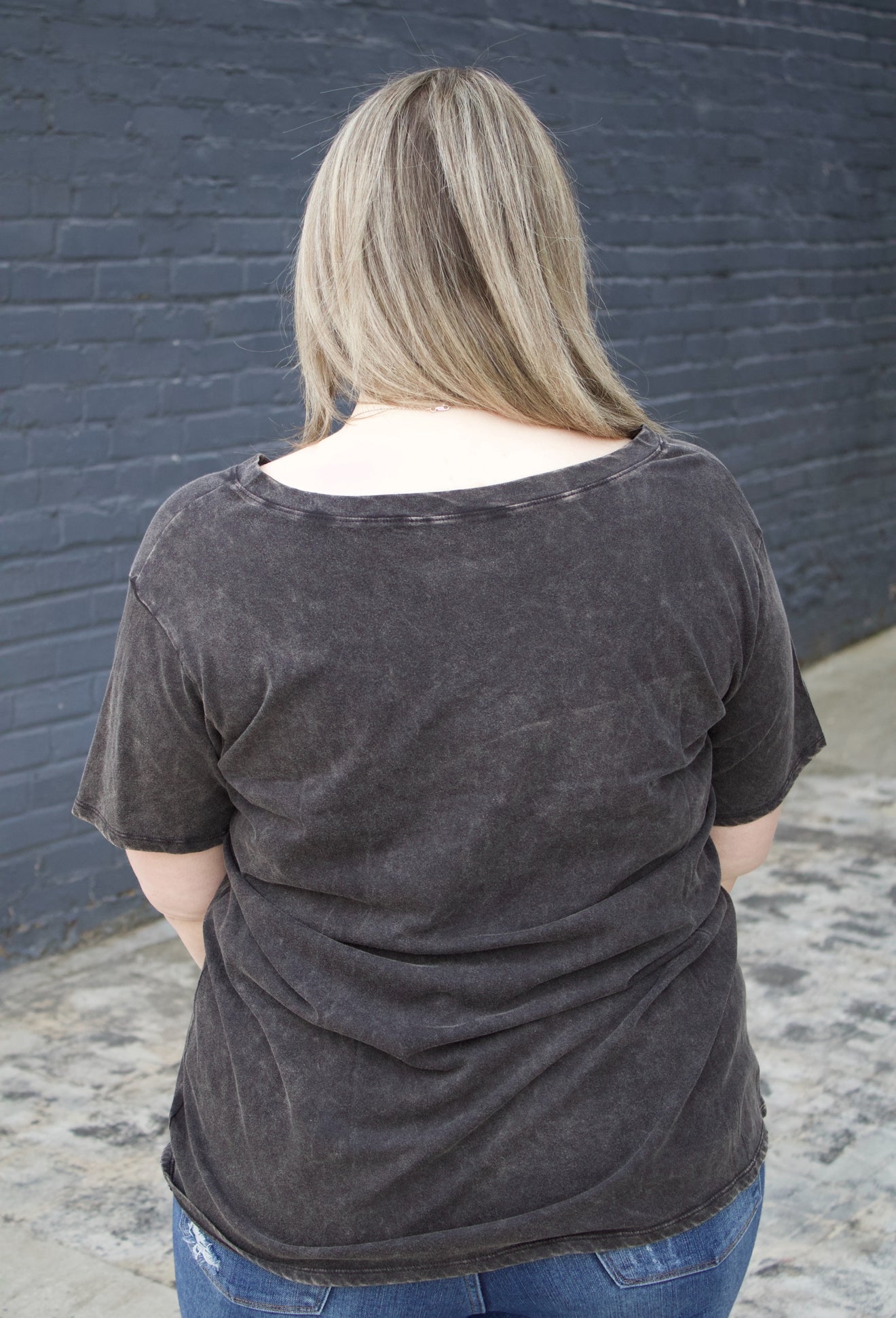 CURVY - The Macee Acid Wash V-Neck Tee - Ash Black