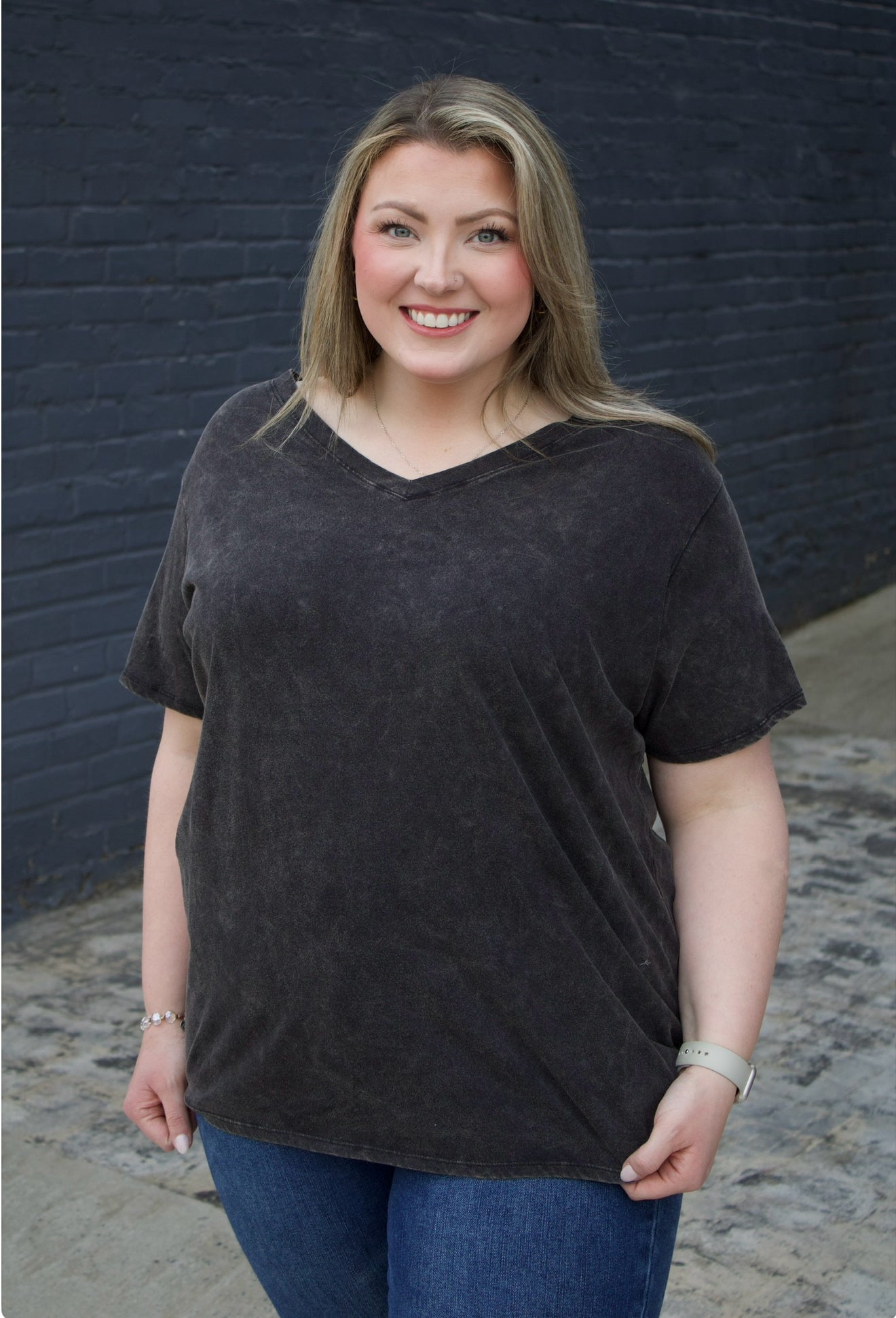 CURVY - The Macee Acid Wash V-Neck Tee - Ash Black