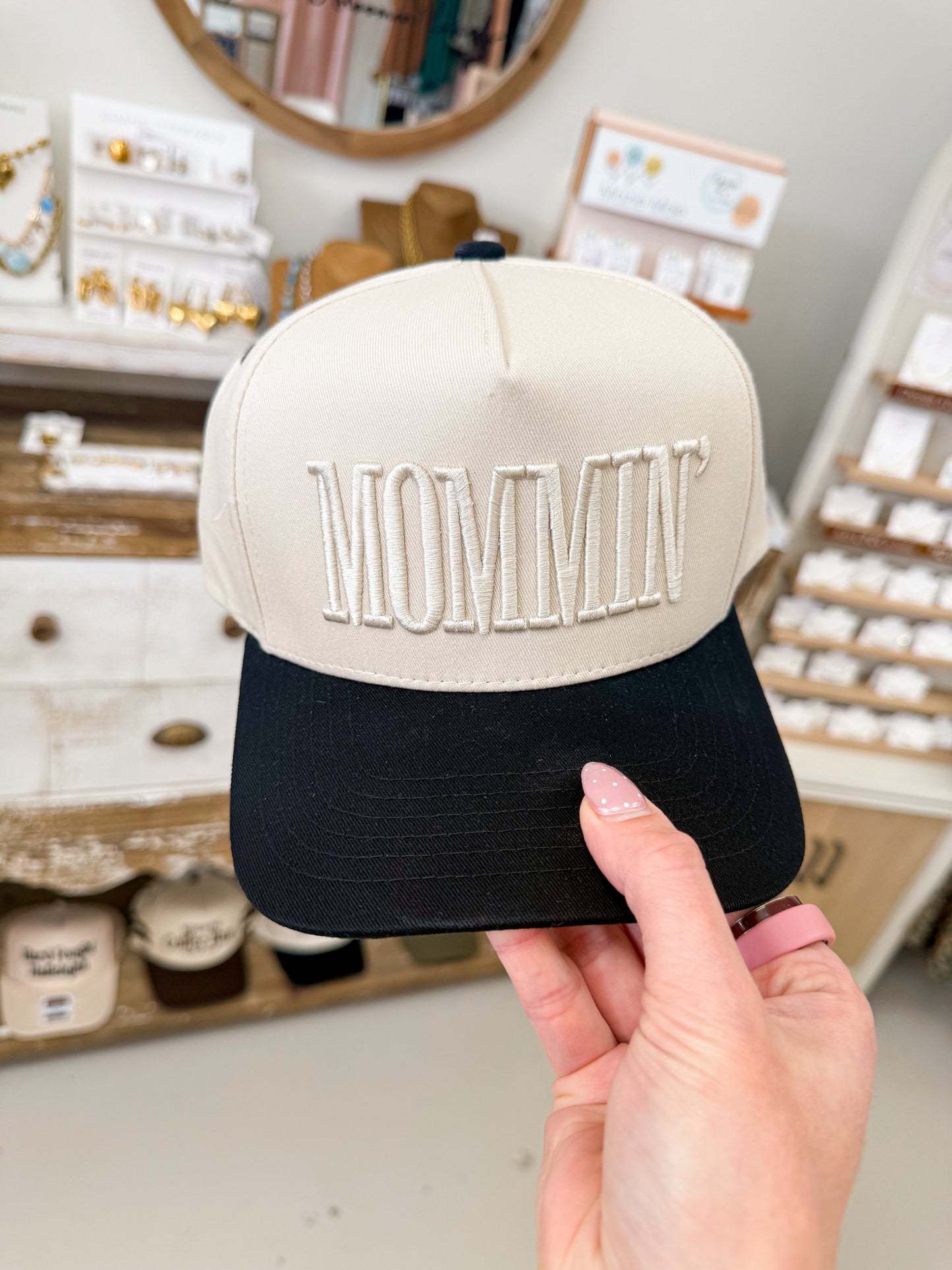 The MOMMIN' Embroidered Hat - Black