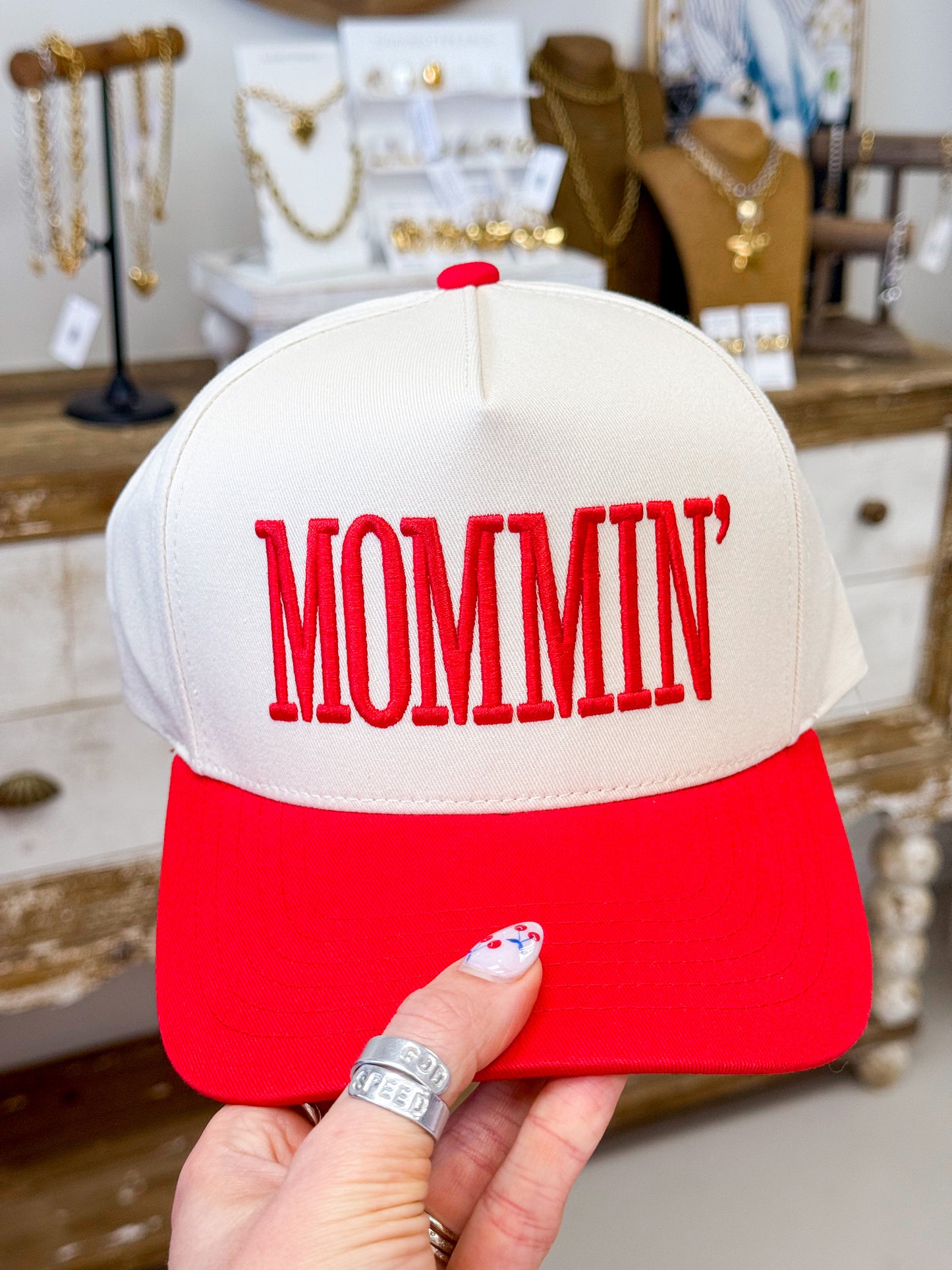 The MOMMIN' Embroidered Hat - Red